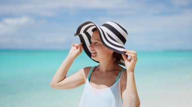 Plaj yaşam tarzı ve okyanus suyu. Yaz Tatilindeki Genç Kız