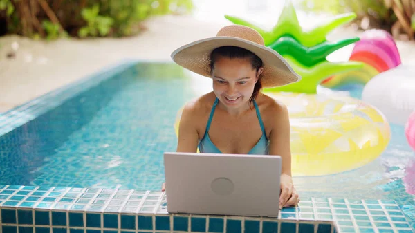 Person Die Business Internet Technology Computer Sommerurlaub Nutzt — Stockfoto