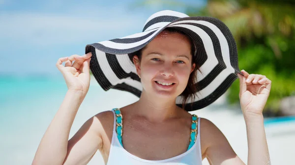 Beach Lifestyle Και Ωκεανό Νερό Νεαρό Κορίτσι Στις Καλοκαιρινές Διακοπές — Φωτογραφία Αρχείου