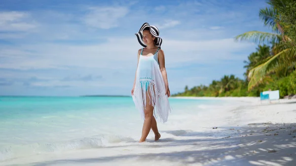 Пляж Океанская Вода Молодая Девушка Летнем Отпуске — стоковое фото