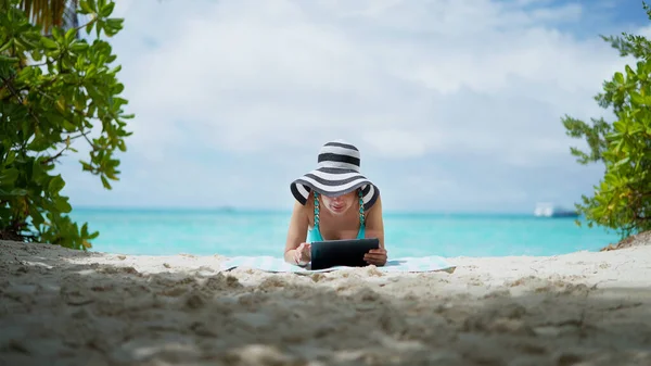 Praia Férias Com Tablet Mulher Bonita Feriado — Fotografia de Stock