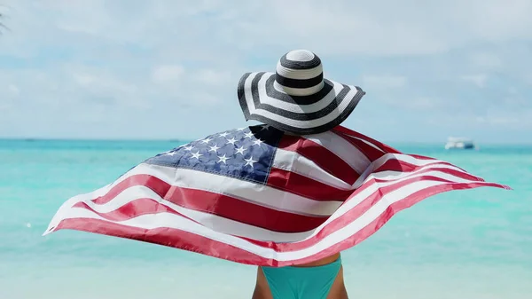 Plaża Błękitne Niebo Kobieta Gospodarstwo Usa Flaga — Zdjęcie stockowe