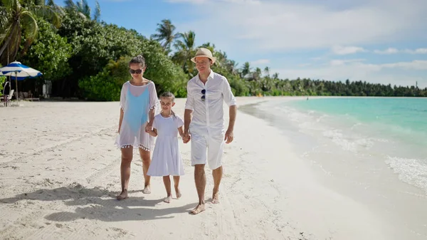 ビーチで一緒に子供の娘と家族 夏休み — ストック写真