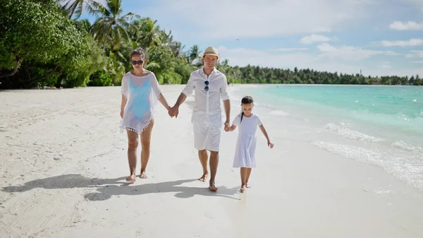 ビーチで一緒に子供の娘と家族 夏休み — ストック写真