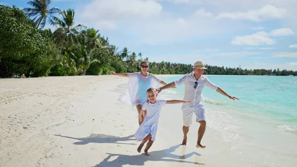Familia Corriendo Juntos Playa Vacaciones Verano —  Fotos de Stock