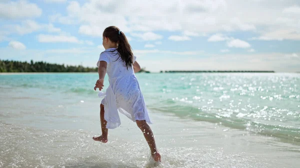 Eğlence Sahil Seyahat Tatili Yazın Koşan Çocuk — Stok fotoğraf