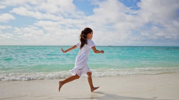 Zabawa Plaża Podróże Wakacje Dzieciak Biegnie Latem — Zdjęcie stockowe
