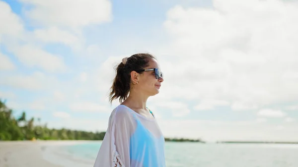 Wypoczynek Plaży Piękna Kobieta Dziewczyna Wakacjach — Zdjęcie stockowe