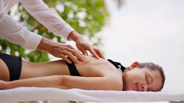 Terapia Tratamiento Espalda Femenina Playa Cuidado Del Cuerpo Mujer Joven — Foto de Stock