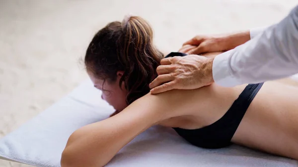 Weibliche Rückentherapie Strand Körperpflege Für Junge Frauen — Stockfoto