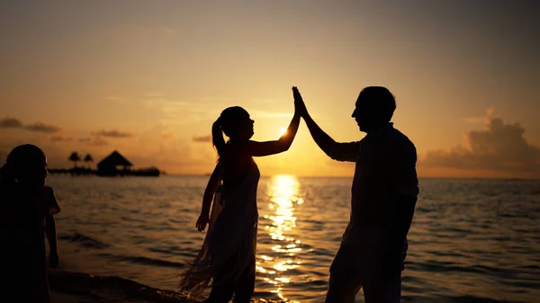 Οικογενειακοί Άνθρωποι Στην Παραλία Sunset Silhouette Κόλλα Πέντε — Φωτογραφία Αρχείου