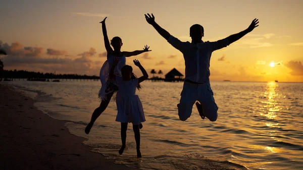 Счастливый Семейный Пляж Летом Закате Счастливого Путешествия — стоковое фото