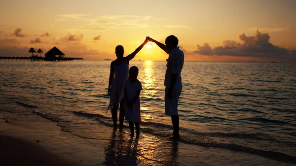 Familjen Sunset Beach Glada Föräldrar Och Barn Silhuett — Stockfoto