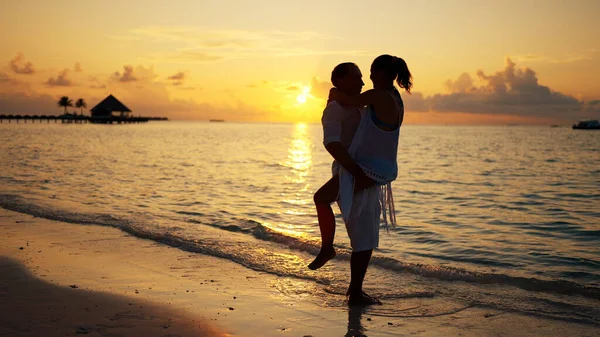 Männlich Und Weiblich Strand Sonnenuntergang Zusammen Romantischer Urlaub — Stockfoto