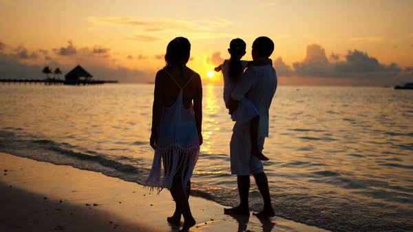 Família Com Criança Junto Praia Por Sol Férias Verão — Fotografia de Stock