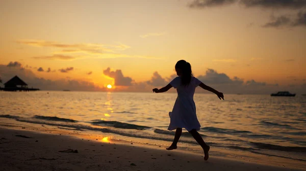Zabawa Plaża Podróże Wakacje Dzieciak Biegający Zachodzie Słońca Wakacje Letnie — Zdjęcie stockowe