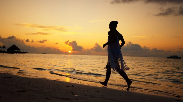 Eğlence Sahil Seyahat Tatili Gün Batımında Koşan Kadın Yaz Tatili — Stok fotoğraf