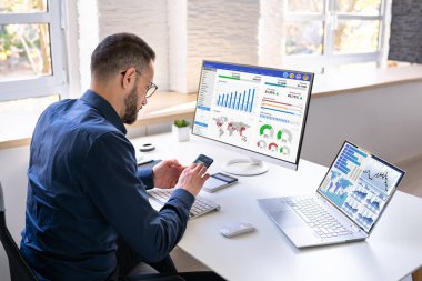 KPI İş Analitik Veri Kontrol Paneli. Analizci Bilgisayar Kullanıyor
