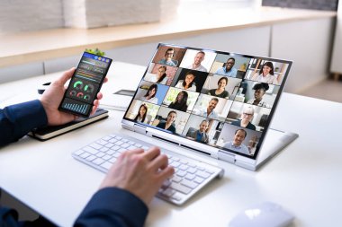 Ofiste Çevrimiçi Video Konferansı Toplantısı İzleniyor
