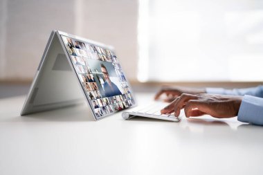 Melez Laptop 'ta Sanal Video Konferansı Sohbeti