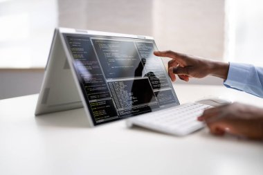 Afrikalı Amerikalı Web Geliştirici Programcısı. Kodlama Yazılımı