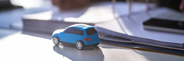 Blue Toy Car Előtt Üzletember Számítása Hitel — Stock Fotó