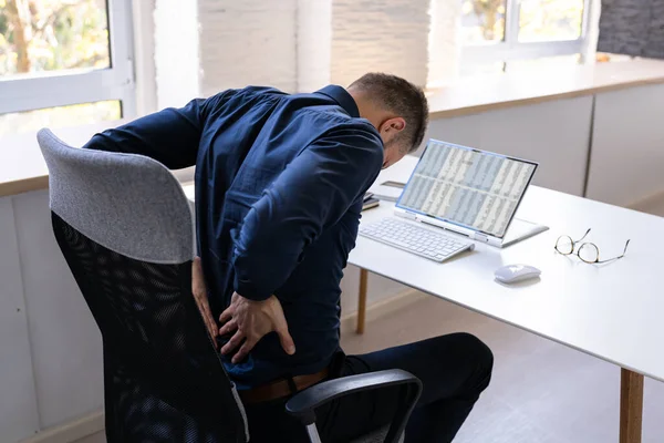 Hombre Con Dolor Espalda Mala Postura Oficina — Foto de Stock