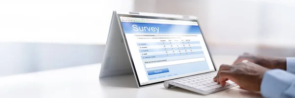Unternehmer Füllt Online Fragebogen Auf Digitalem Laptop Aus — Stockfoto