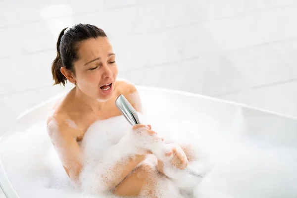 Mulher Limpar Saúde Pele Banho Spa Cantando Música — Fotografia de Stock