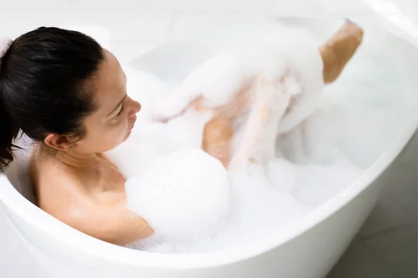 Cuidado Bonito Spa Corpo Mulher Banheiro Branco — Fotografia de Stock
