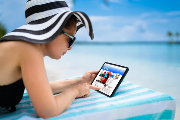 Plajda Tablet Haber Okuyan Kadın — Stok fotoğraf