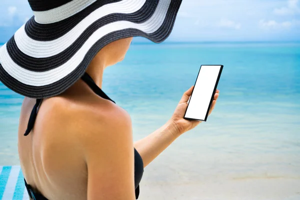 Mobilní Telefon Nebo Smartphone Zelenou Obrazovkou Pláži — Stock fotografie