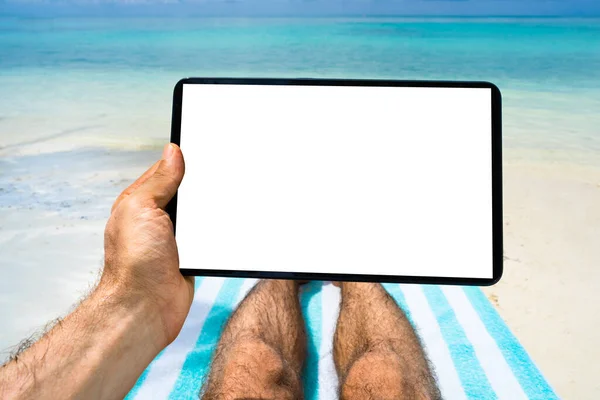 Plaj Sandalyesinde Gevşeyen Adam Tablet Kullanıyor — Stok fotoğraf