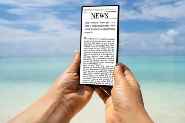 Wanita Membaca Book Tablet Beach — Stok Foto