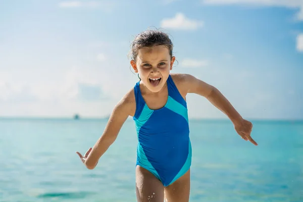 Lyckligt Barn Som Har Roligt Stranden Lekfull Kid Person — Stockfoto