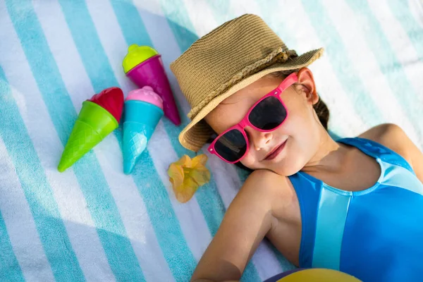 Sahilde Güneş Gözlüklü Çocuk — Stok fotoğraf