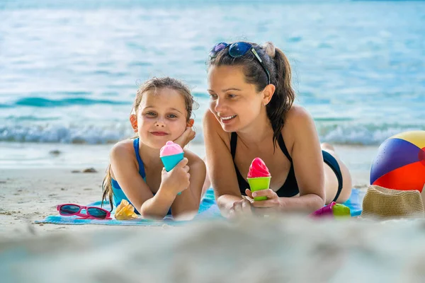 Familjen Ocean Beach Semester Mor Lycka Lycklig Mamma Livsstil — Stockfoto