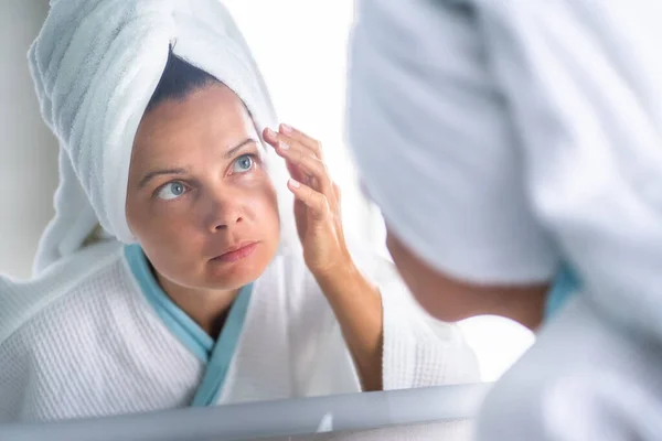 Kvinnan Klämmer Finne Ansiktet Akne Hudproblem — Stockfoto
