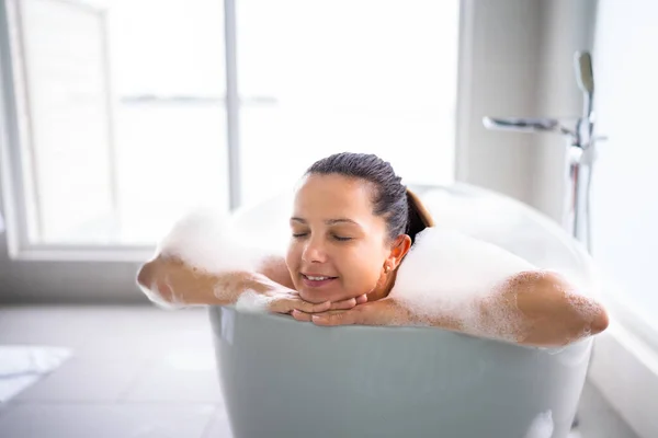 Cuidados Bonita Pessoa Banho Spa Relaxe — Fotografia de Stock