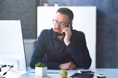 Cep Telefonu Konuşan Erkek Adam ya da Akıllı Telefon