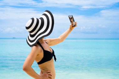 Summer Beach oto portresi. Tatil Mutluluğu. Genç Çekici Kadın