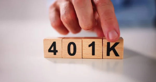 Людина Вибирає Алфавіт 401K Пенсійний План Поруч Піггібанком — стокове фото