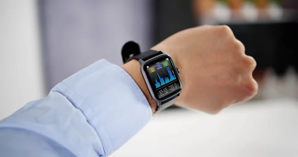 Relógio Inteligente Mostrando Monitor Batimento Cardíaco Mão Homem — Fotografia de Stock