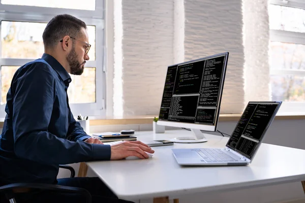 Yazılım Programcısı Veya Yazılımcı Ofis Bilgisayarını Kullanıyor — Stok fotoğraf