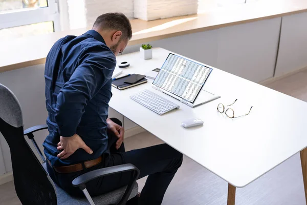 Hombre Con Dolor Espalda Mala Postura Oficina — Foto de Stock