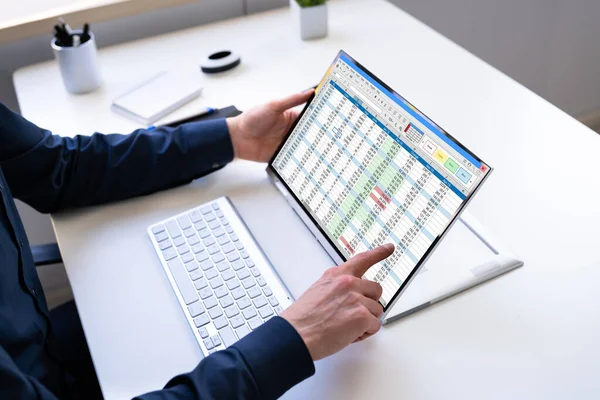 Elektronische Tabellenkalkulation Analyst Oder Prüfer Mit Software Auf Hybrid Laptop — Stockfoto