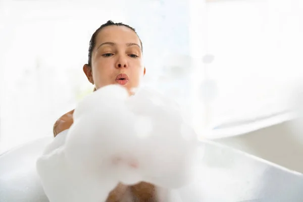 Odpočinek Pohoda Koupelně Žena Foukání Mýdlo Pěna Bubliny — Stock fotografie