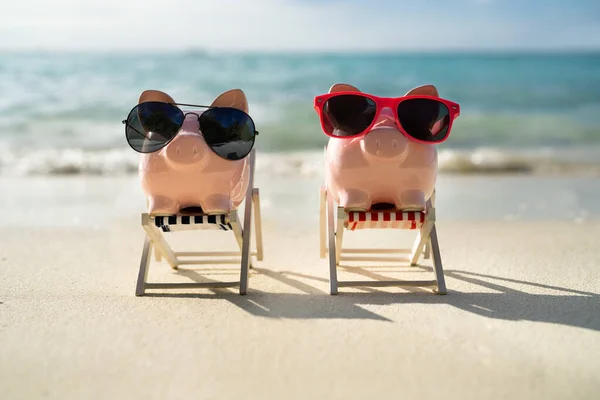 Piggy Bank Com Cadeira Praia Sandy Beach — Fotografia de Stock