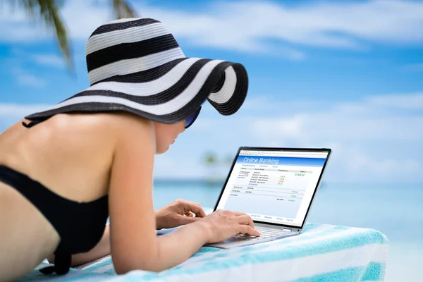 电子商务在笔记本电脑上的电子银行交易 海滩上的女人 — 图库照片