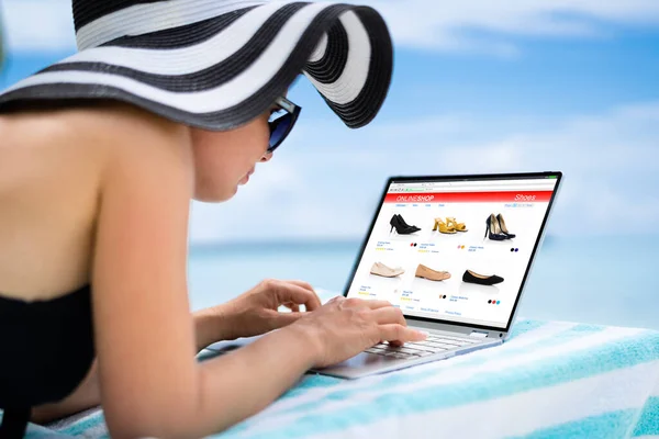 Žena Nakupování Pro Boty Webovém Obchodě Pláži — Stock fotografie